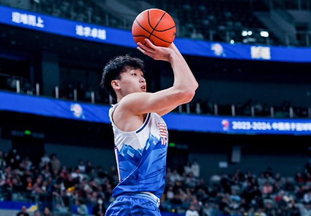 _MKSPORTS：CBA新星闪耀赛场，齐麟砍下职业生涯最高分_，篮球齐麟个人简历